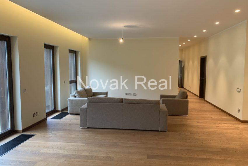 2309F1F4-1AEB-46DA-9863-6E10663CD93A