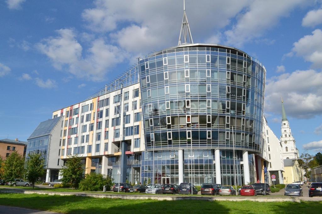 В жилом комплексе Centra Nams, c видом на реку, сдается уютная и светлая квартира