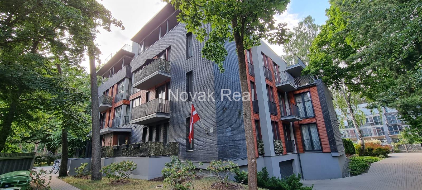 A cozy 4-room apartment with a lovely terrace overlooking a river is for rent