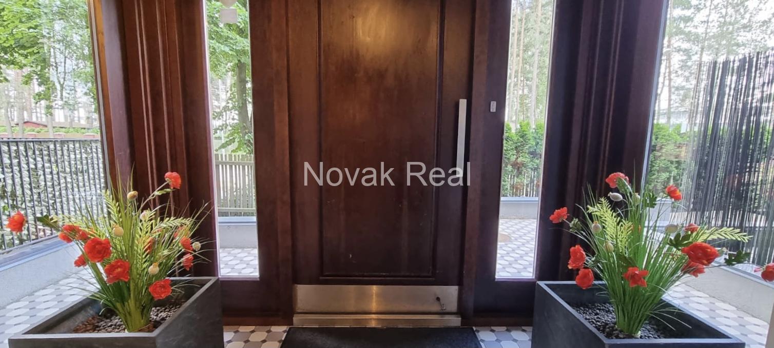 A cozy 4-room apartment with a lovely terrace overlooking a river is for rent