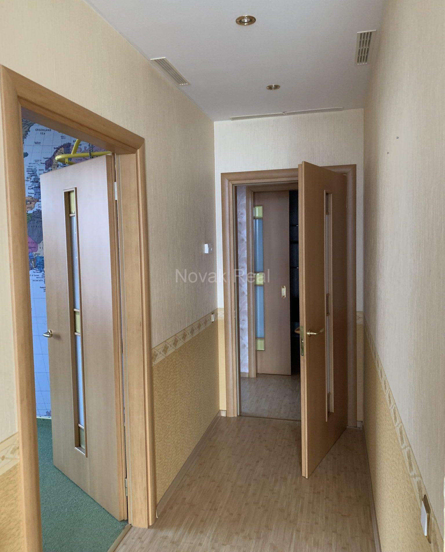 В жилом комплексе Centra Nams, c видом на реку, сдается уютная и светлая квартира