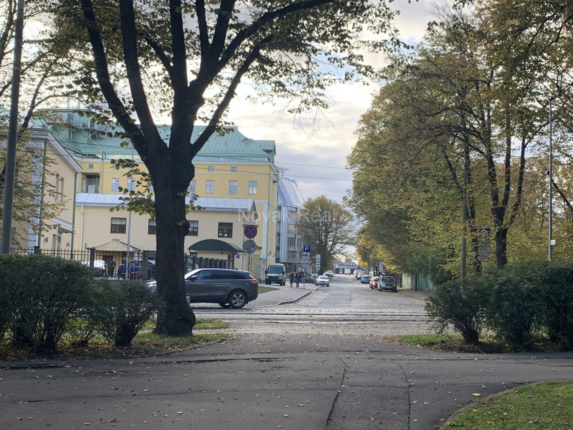 В жилом комплексе Centra Nams, c видом на реку, сдается уютная и светлая квартира