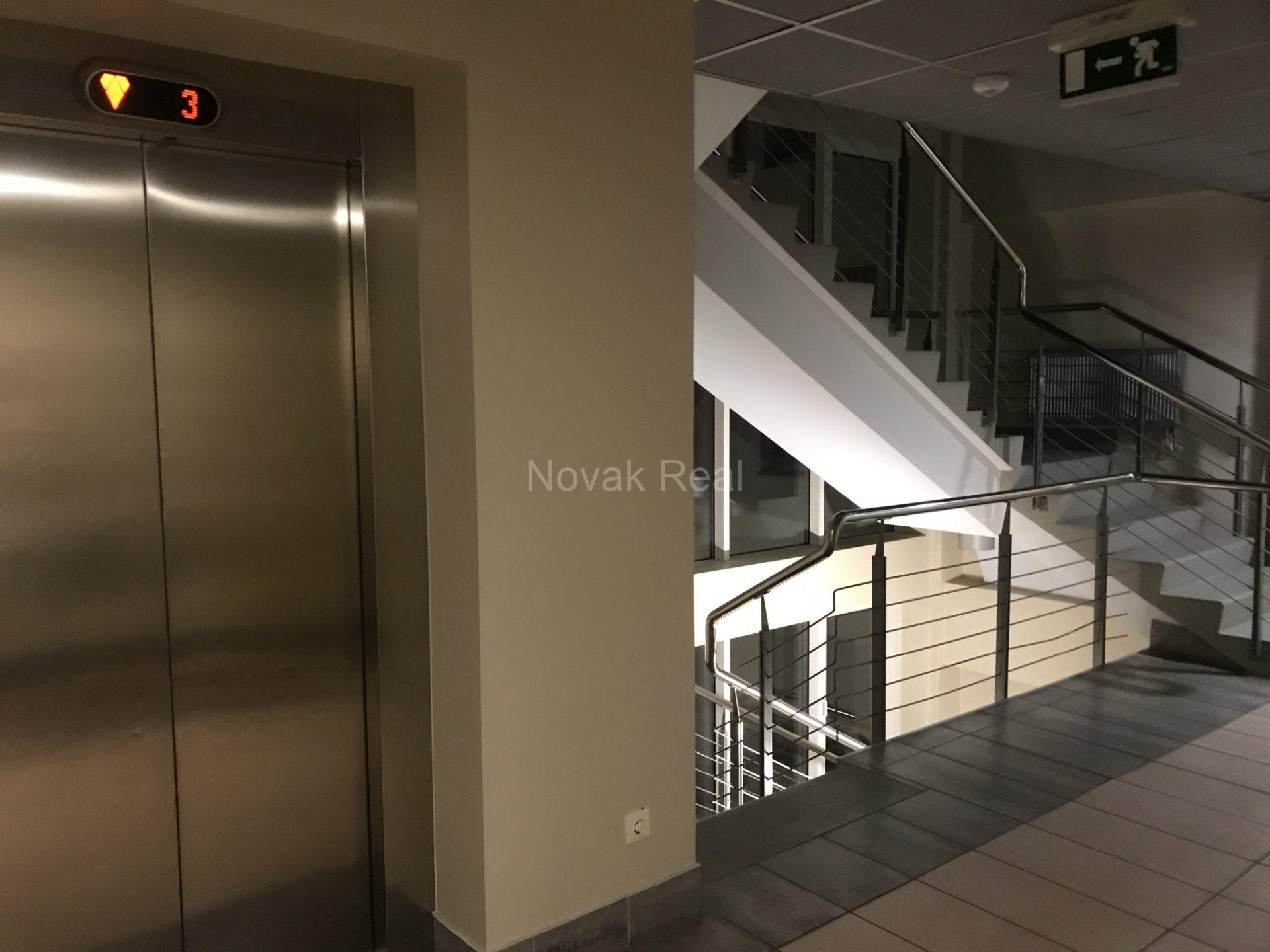 В жилом комплексе Centra Nams, c видом на реку, сдается уютная и светлая квартира