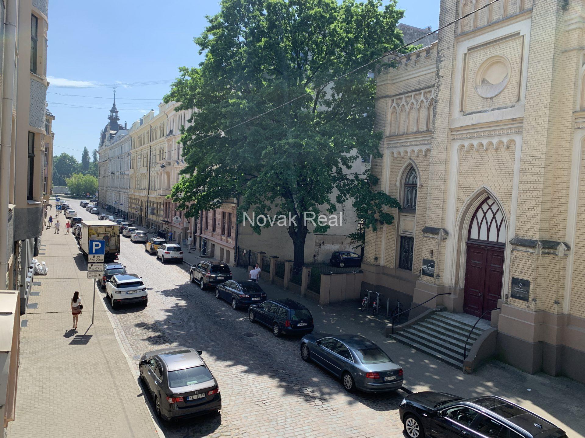 Сдается просторная квартира в тихом центре