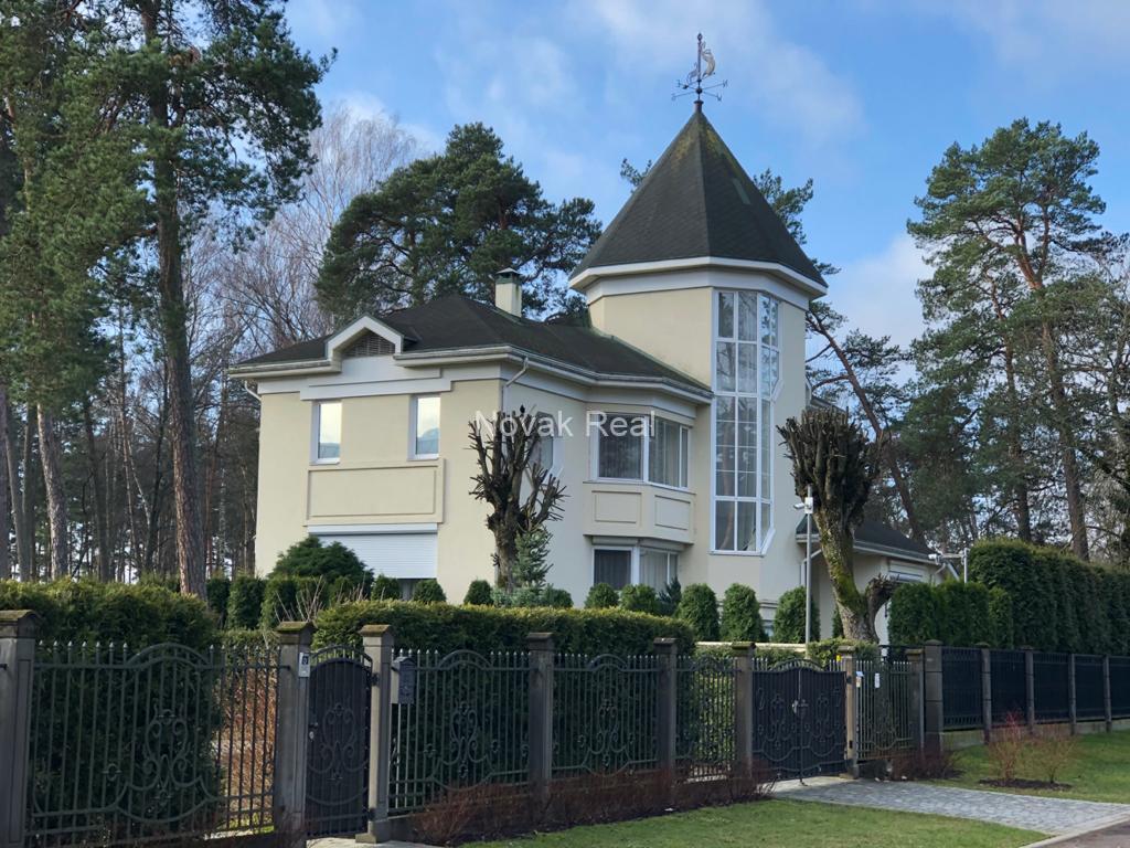 A house for sale in a quiet part of Jūrmala, near the yacht club, offering beautiful views of the river