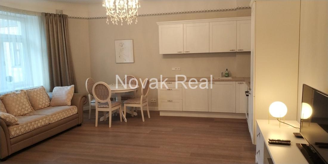 0719EB99-A6F6-4D35-95AD-58D3034B9002