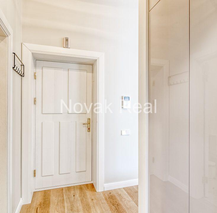 98F30B3A-405B-4EF6-B249-4AB0182BD6A5