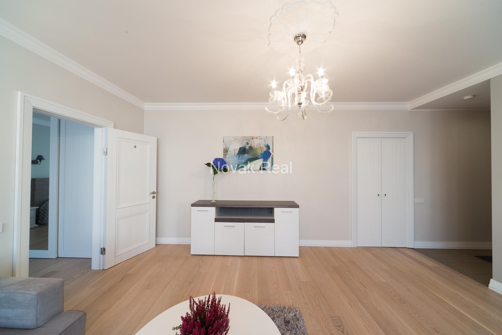 Apartment for rent in a quiet city centre, in a renovated Art Nouveau building