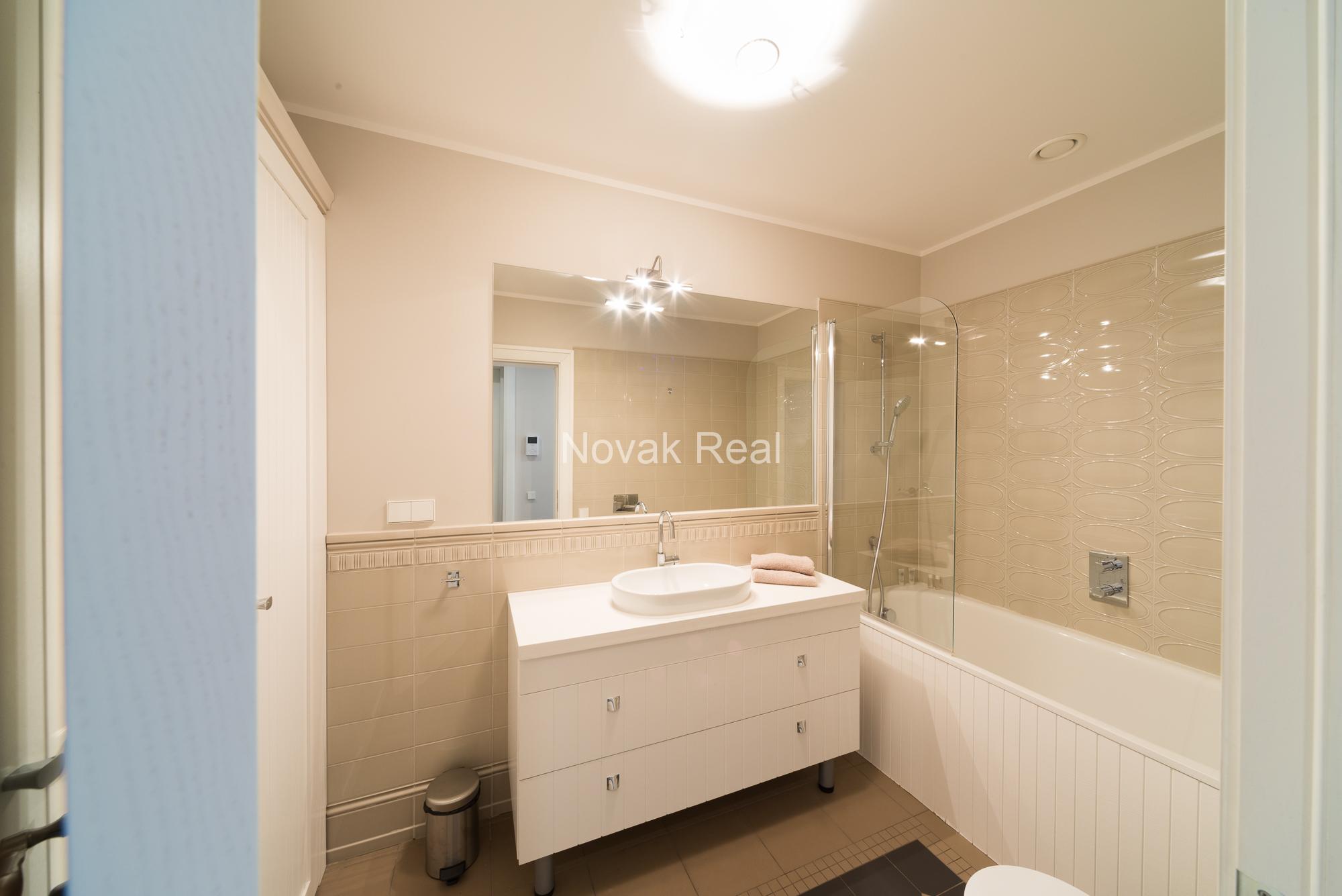 Apartment for rent in a quiet city centre, in a renovated Art Nouveau building
