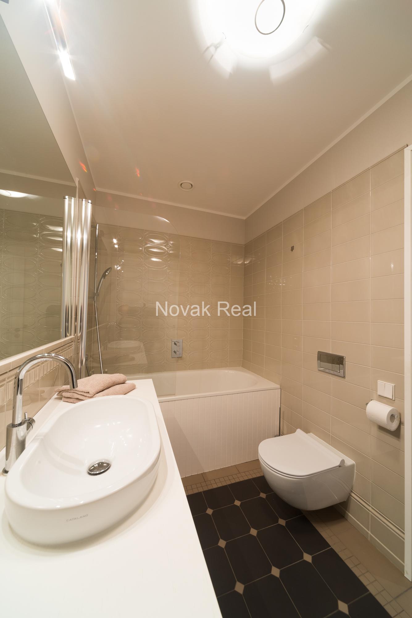 Apartment for rent in a quiet city centre, in a renovated Art Nouveau building