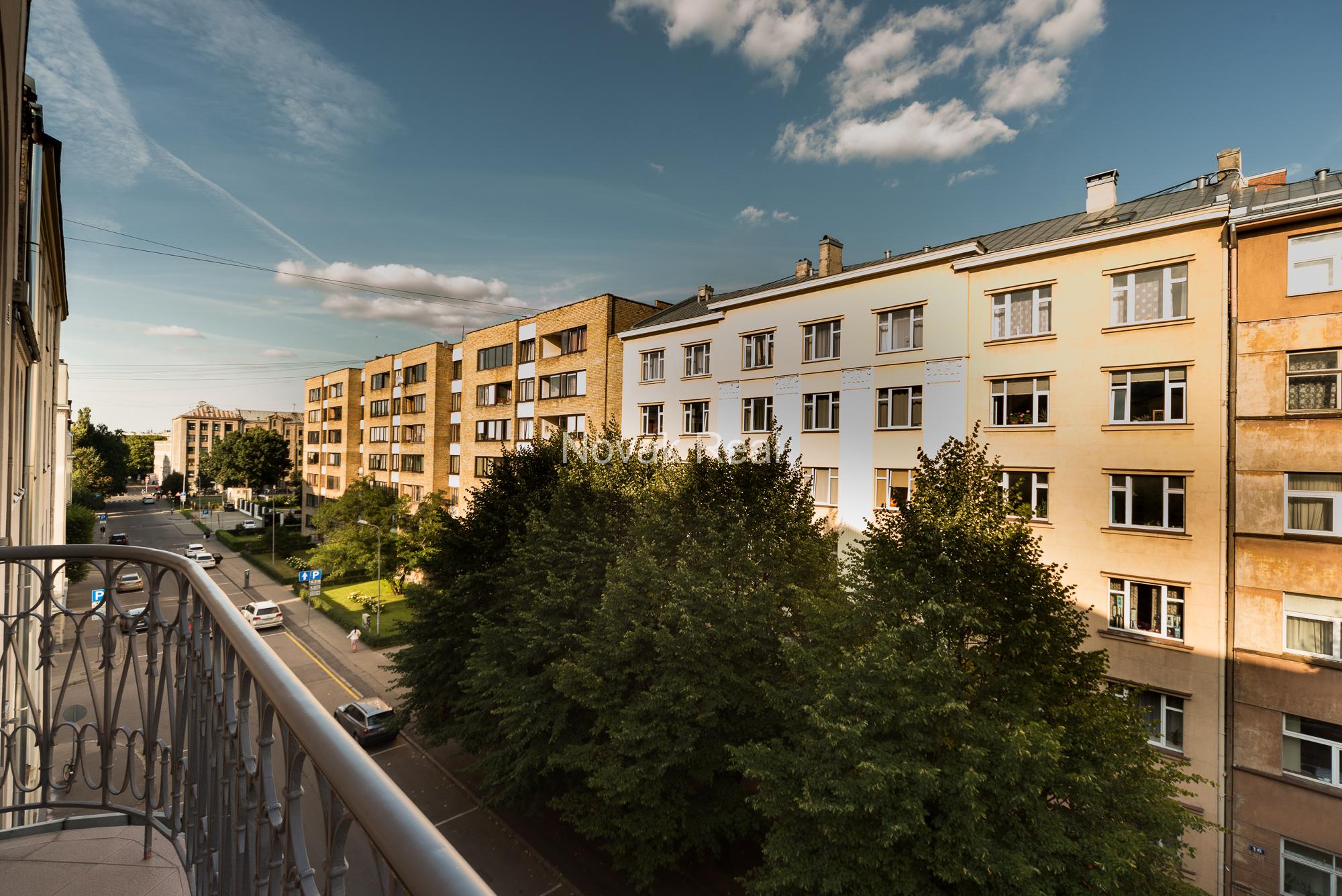 Apartment for rent in a quiet city centre, in a renovated Art Nouveau building