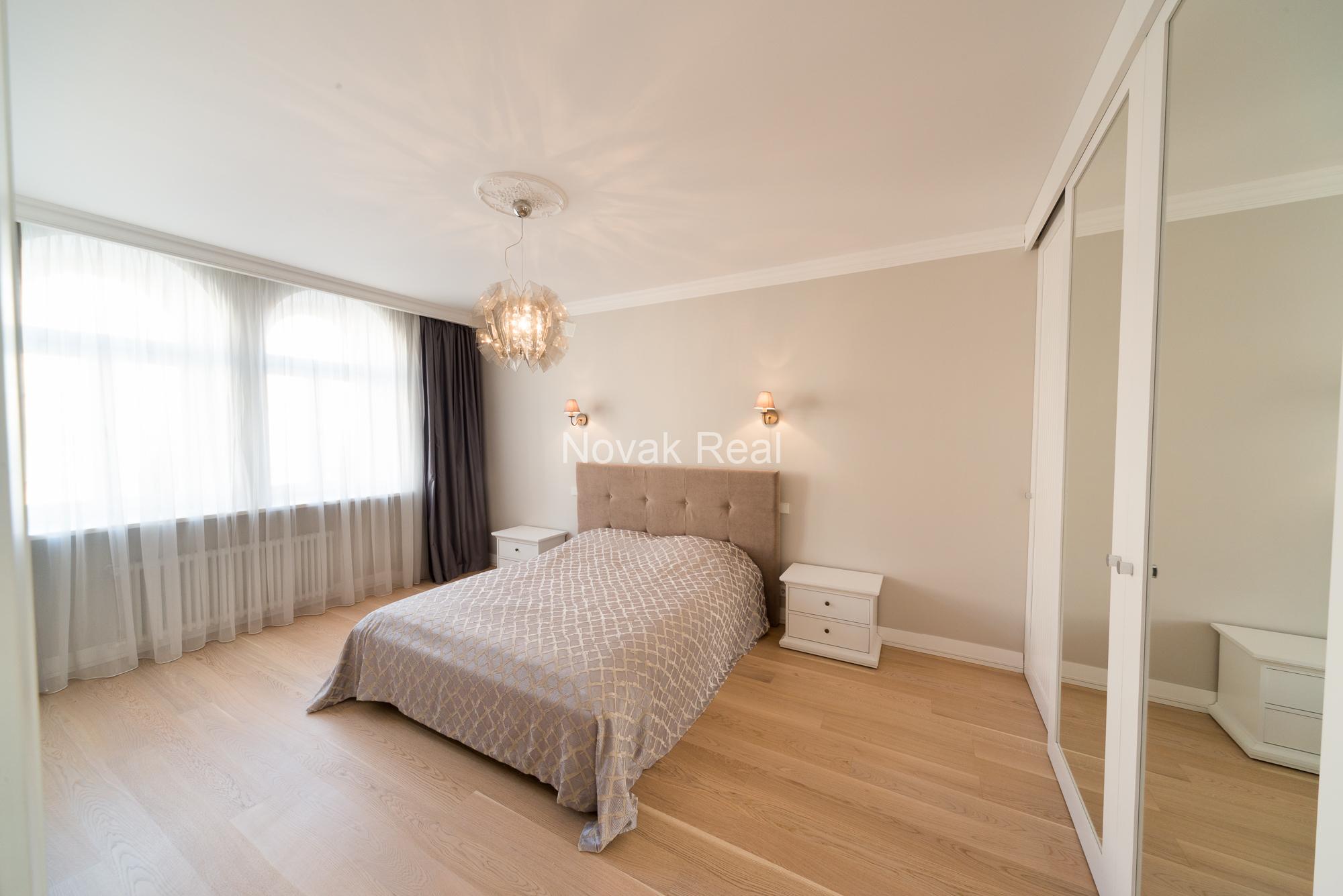 Apartment for rent in a quiet city centre, in a renovated Art Nouveau building