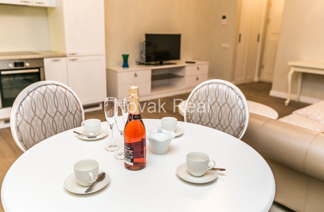 CC9D6688-EC07-4867-B50E-652AF242087C