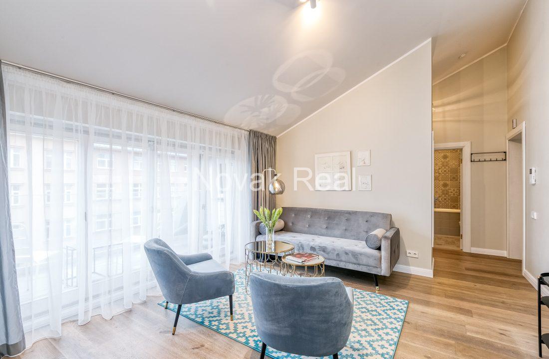 CDC87D39-5BE4-4B28-889C-A9BC4B5E6EFE