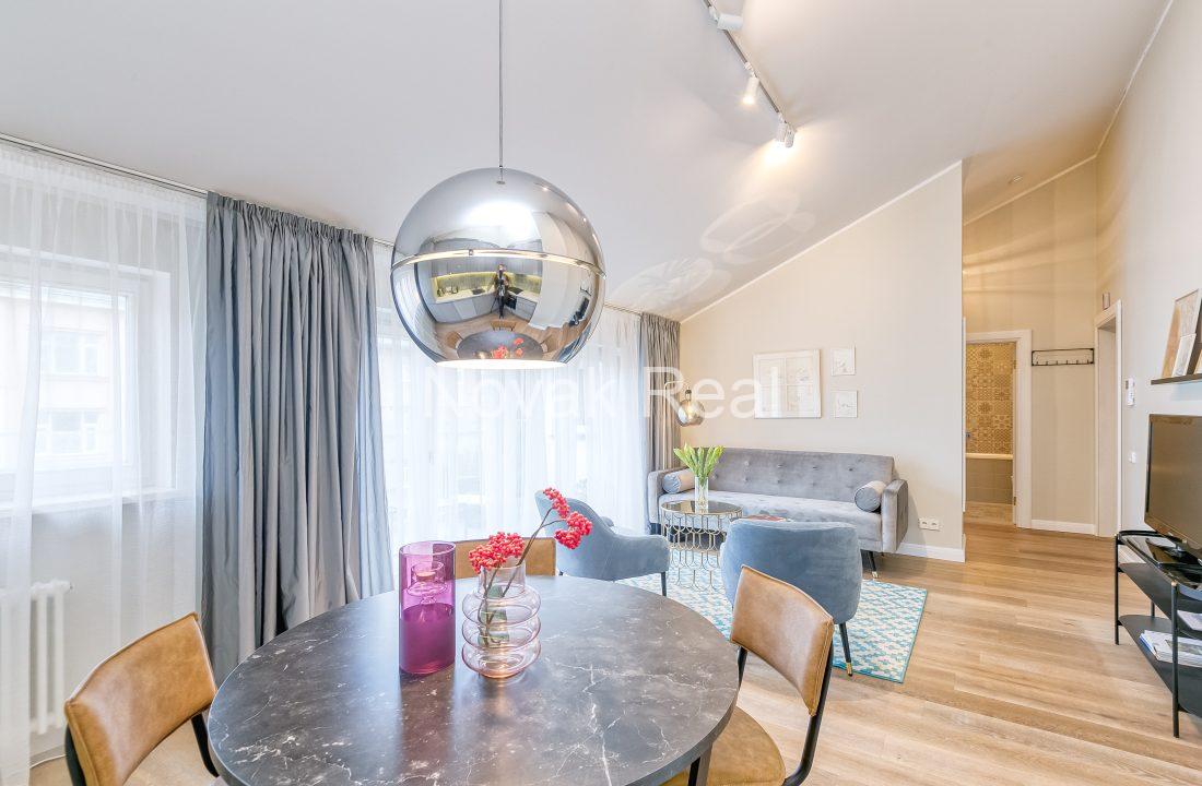 DFE02D06-3642-4577-B466-A679637A67BC