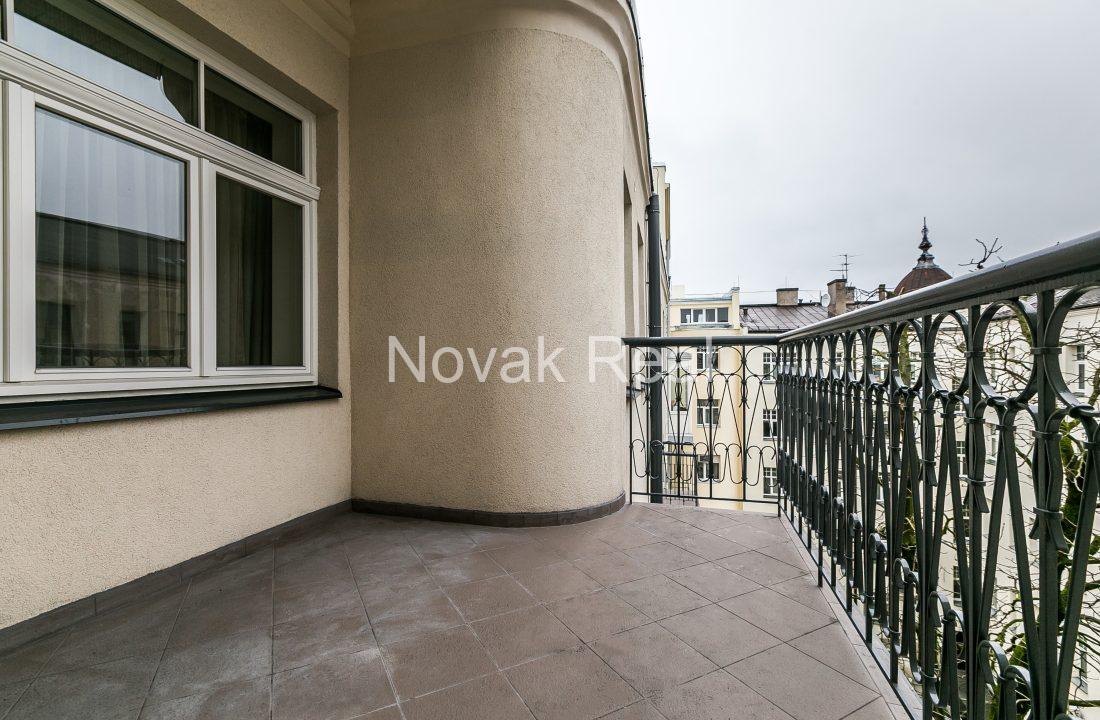 F8C3A3E5-9389-4C98-89D8-8D5E569D7565