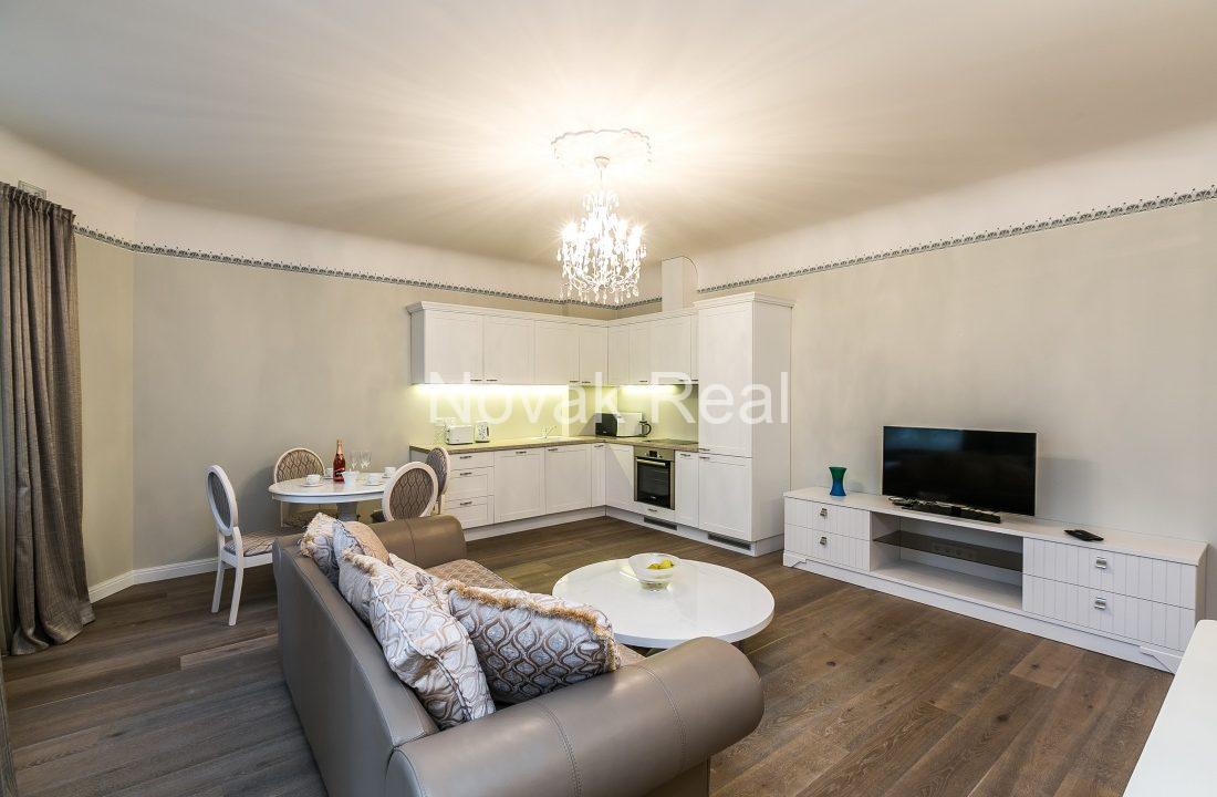 FF53A27C-B655-4A17-A563-F4BFBA1FB109