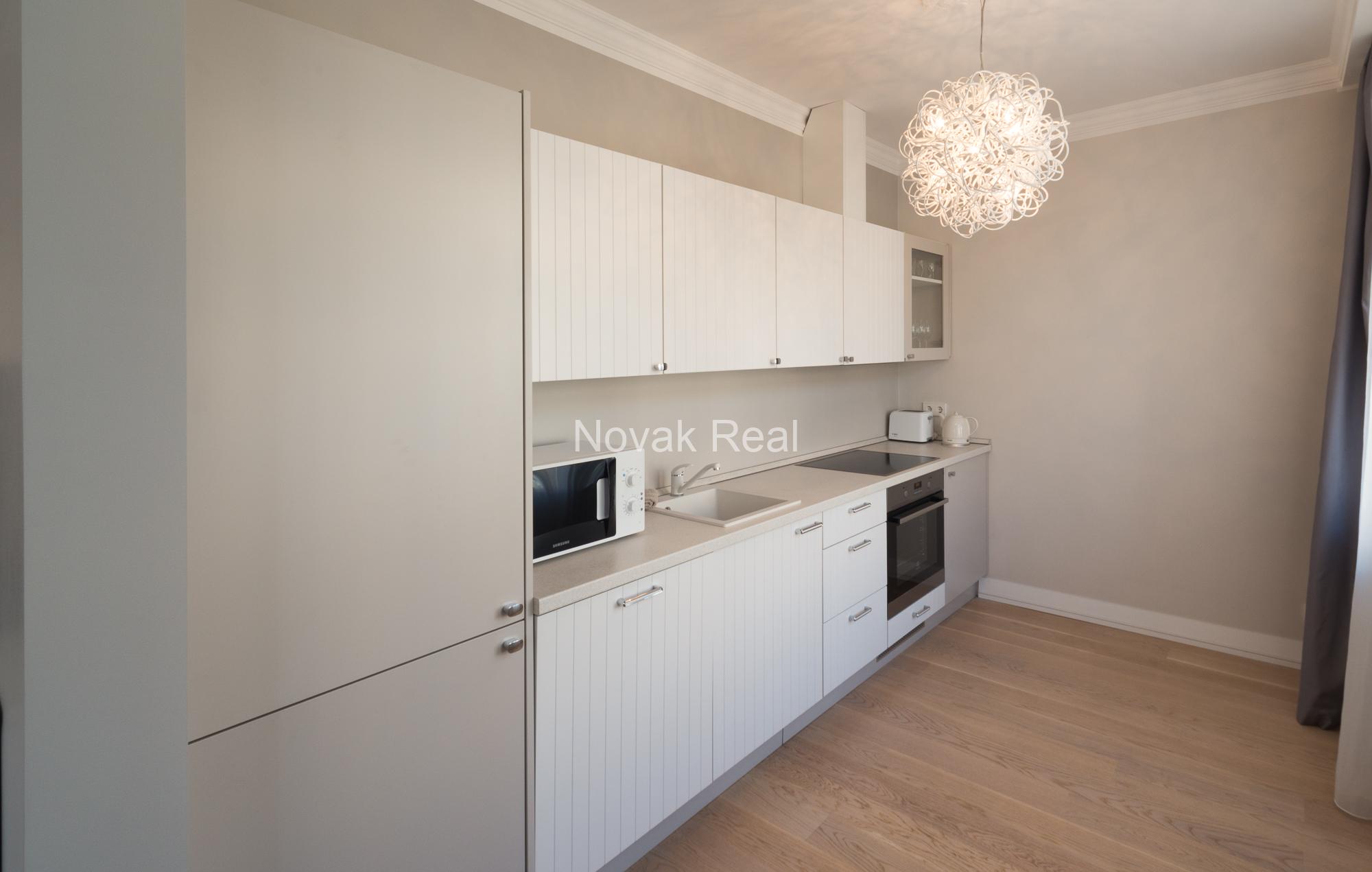 Apartment for rent in a quiet city centre, in a renovated Art Nouveau building