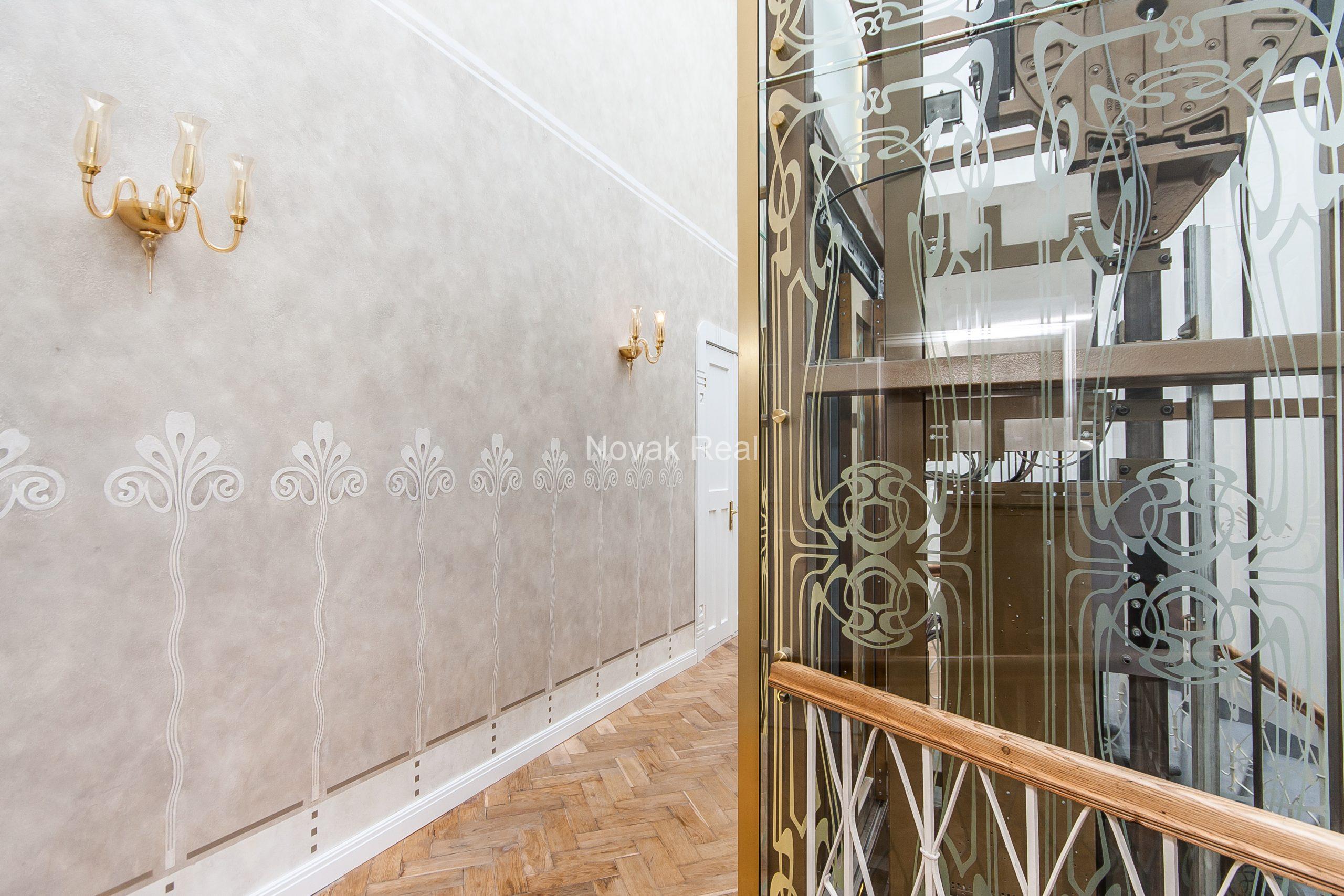 Apartment for rent in a quiet city centre, in a renovated Art Nouveau building