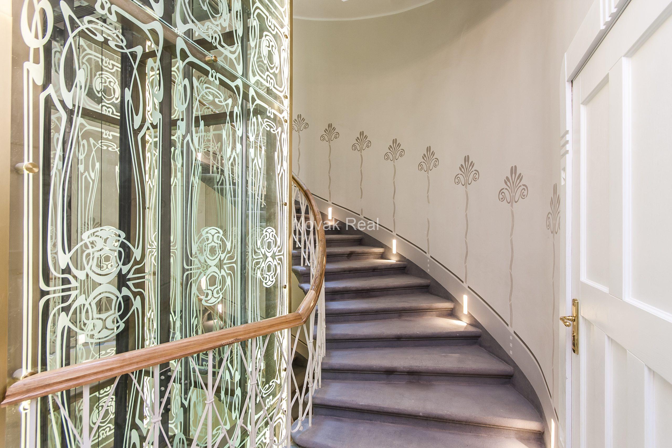 Apartment for rent in a quiet city centre, in a renovated Art Nouveau building