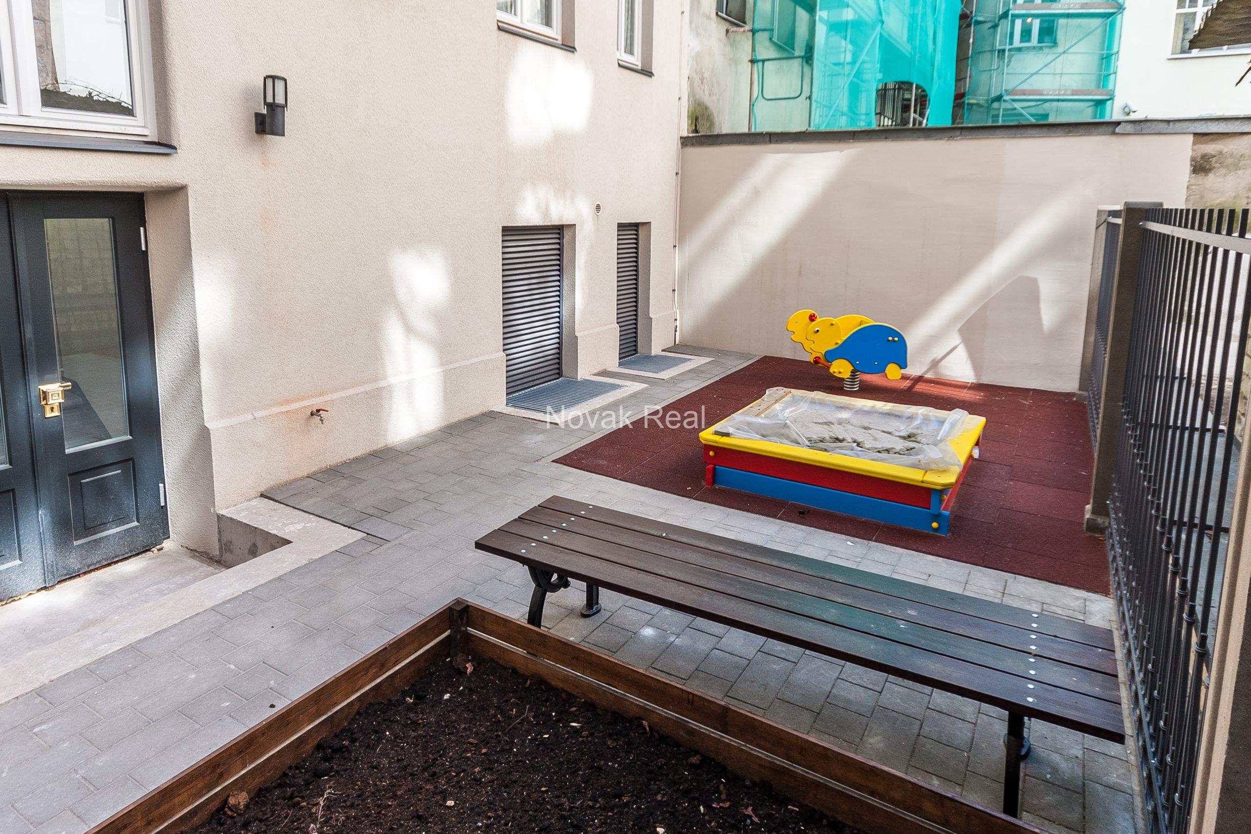 Apartment for rent in a quiet city centre, in a renovated Art Nouveau building