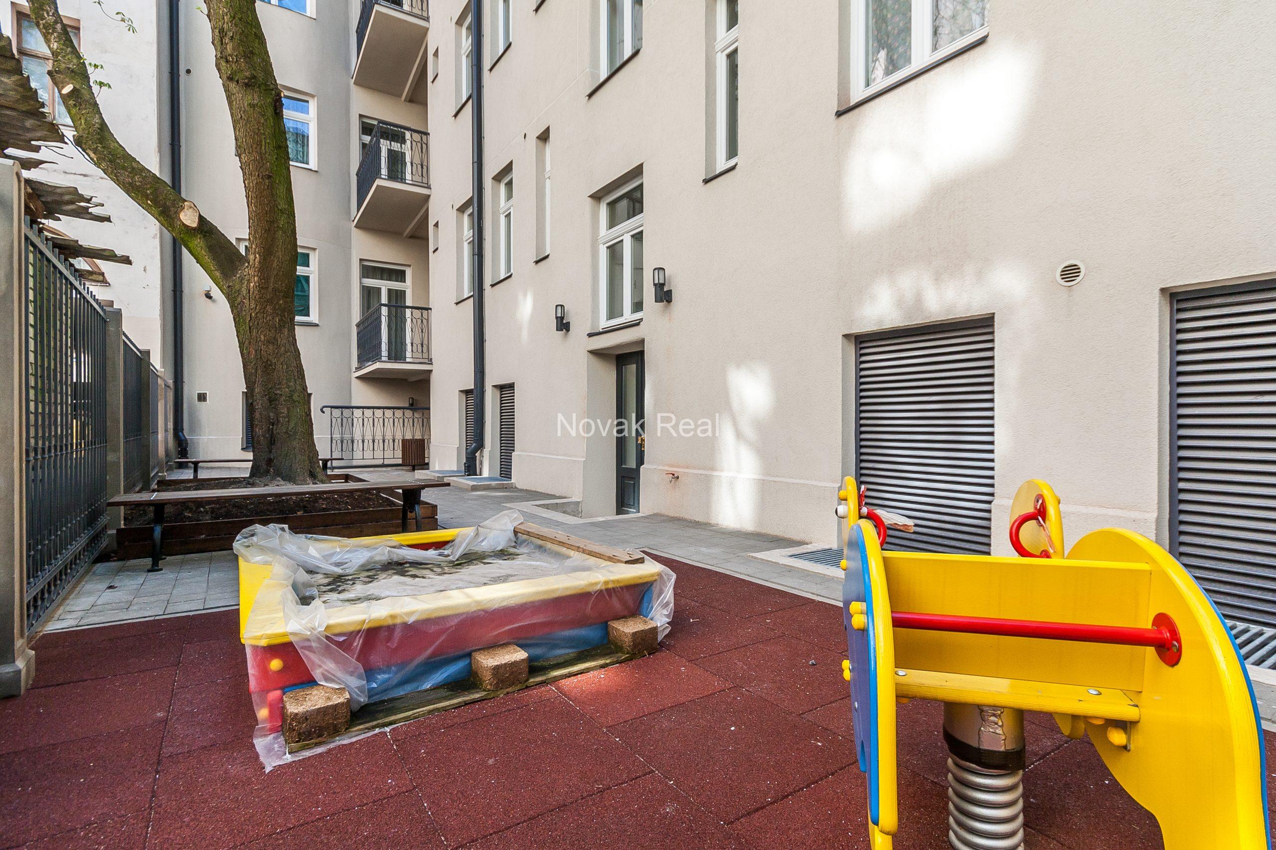 Apartment for rent in a quiet city centre, in a renovated Art Nouveau building