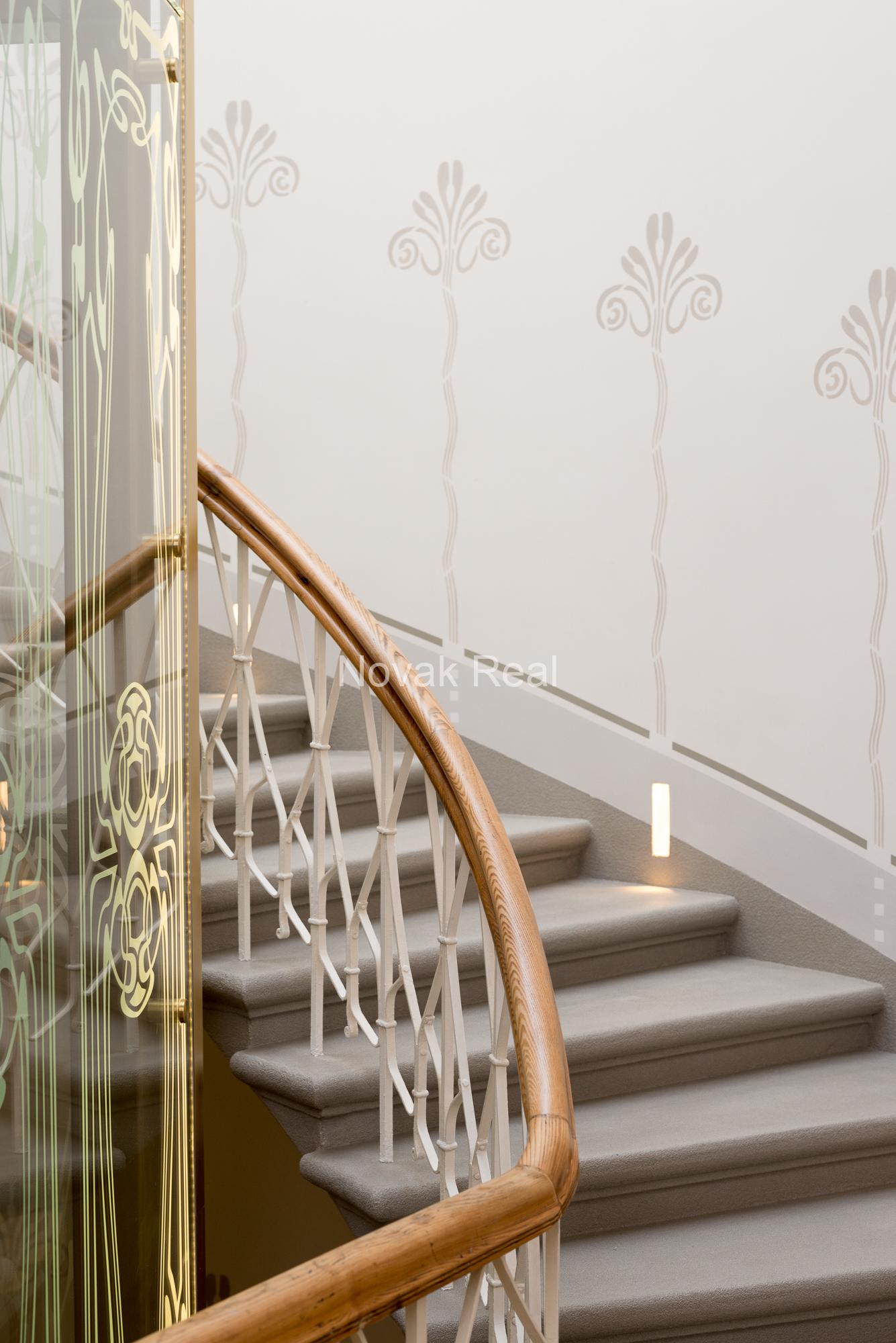 Apartment for rent in a quiet city centre, in a renovated Art Nouveau building