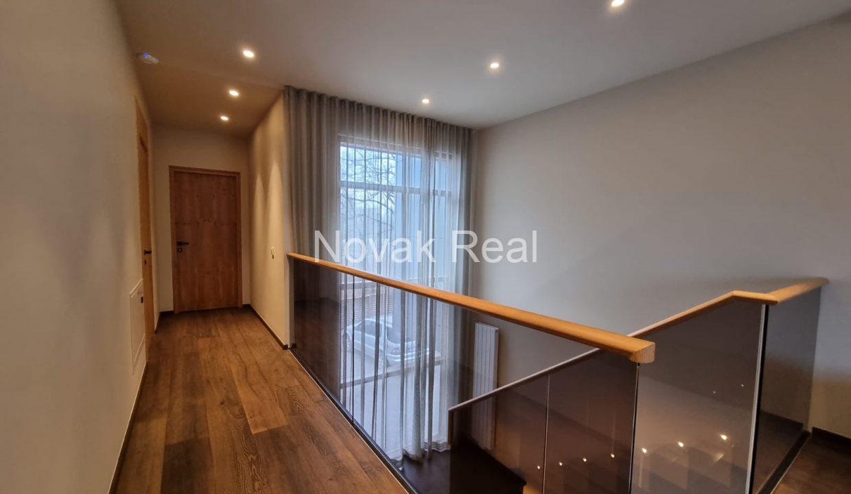 4FEF71E5-8C37-4DB9-AECC-7975E3D50672