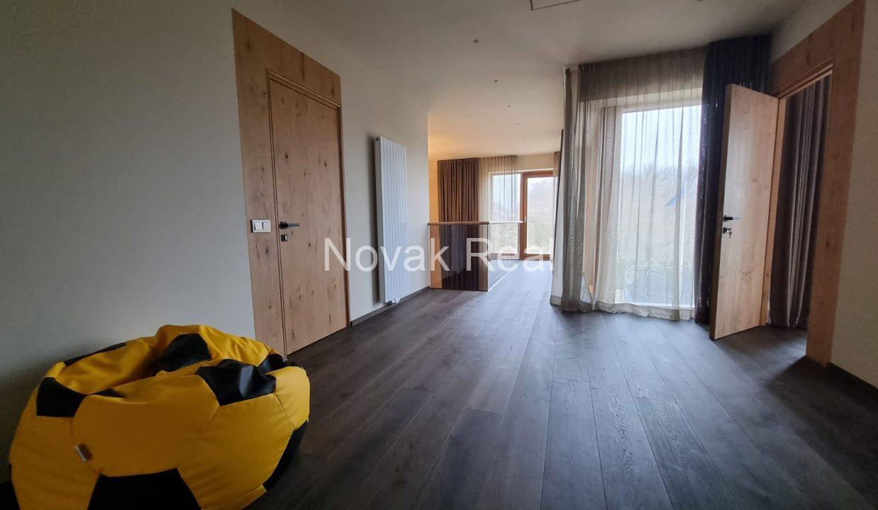 5C893878-1D6D-4D7D-B714-6287F6875FB1