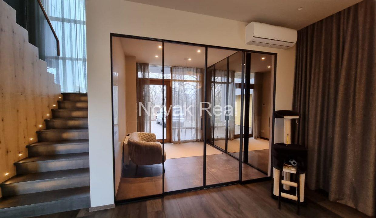 7A3ED6E4-E582-455E-9DF9-0118BAA8B26D