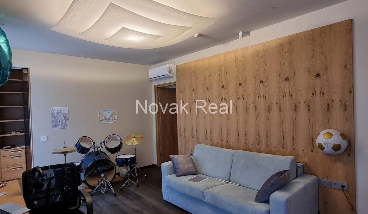 A4DA27DA-C01E-47D1-980B-67672D437DA2