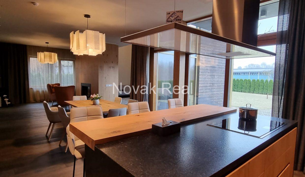 B7E2C0E4-707A-4A2C-88FC-9BD63943E79F