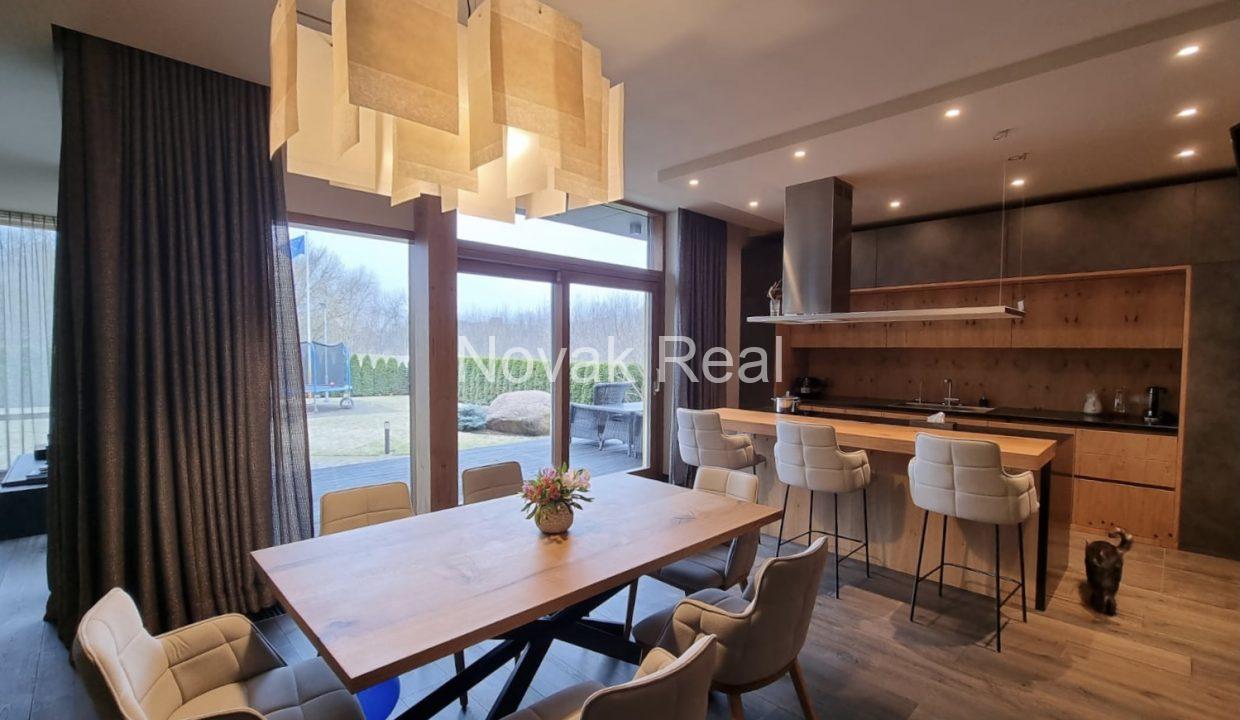 B96D3076-016B-404F-90D4-0D426E40F9E2