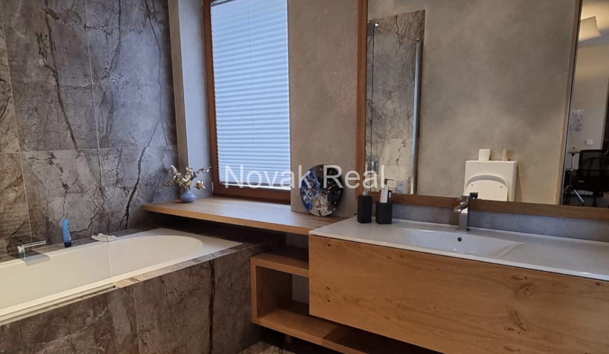 EE1548D6-56A5-4F4B-A3A7-0307B1EC38F9