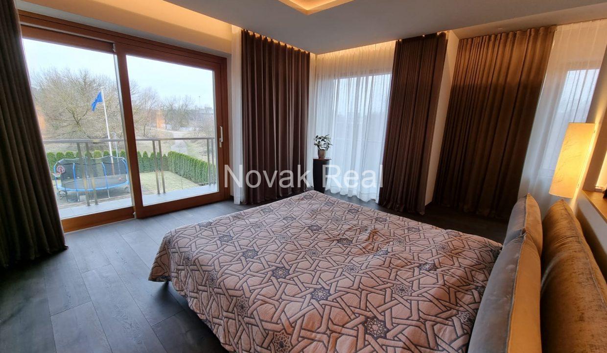 FC5992C7-90E1-404E-BECE-3515556992A6