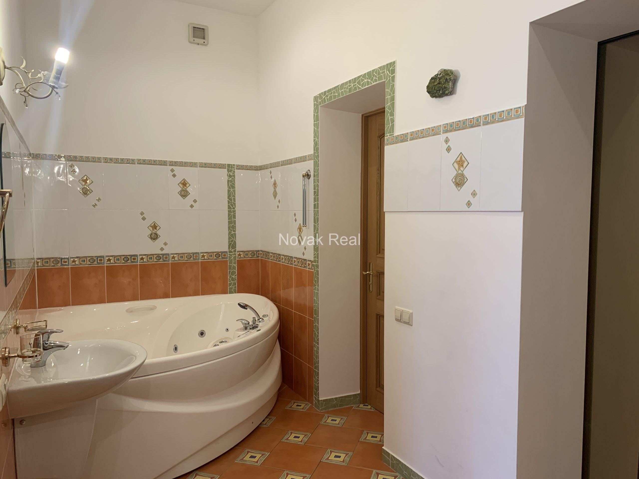 A spacious apartment to rent in a quiet city centre