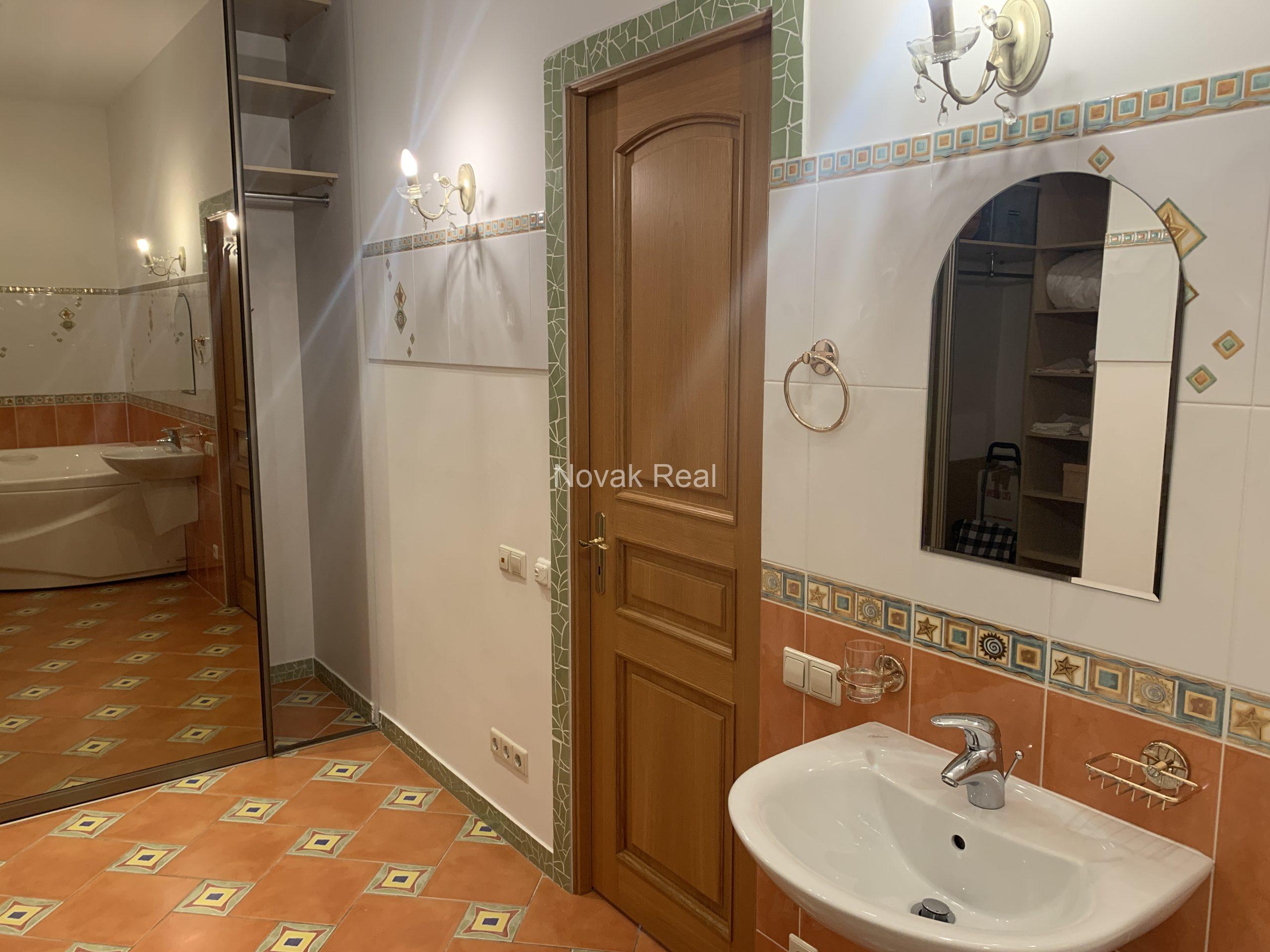 A spacious apartment to rent in a quiet city centre