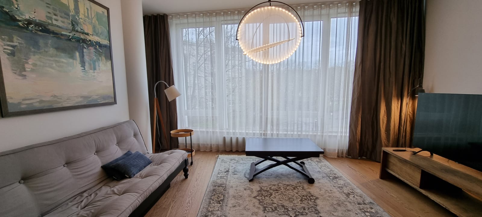 Populārajā dzīvojamo māju kompleksā Centranams tiek pardots elegants, nesen izremontēts dzīvoklis