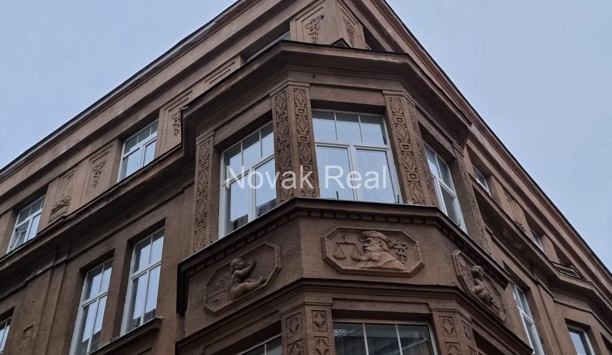 1802AD35-3B70-40CD-A156-B9B2FD8334FE