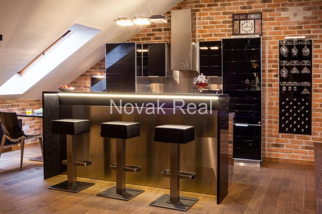 E6C76B31-4914-42F4-B587-2F7C18B1D948