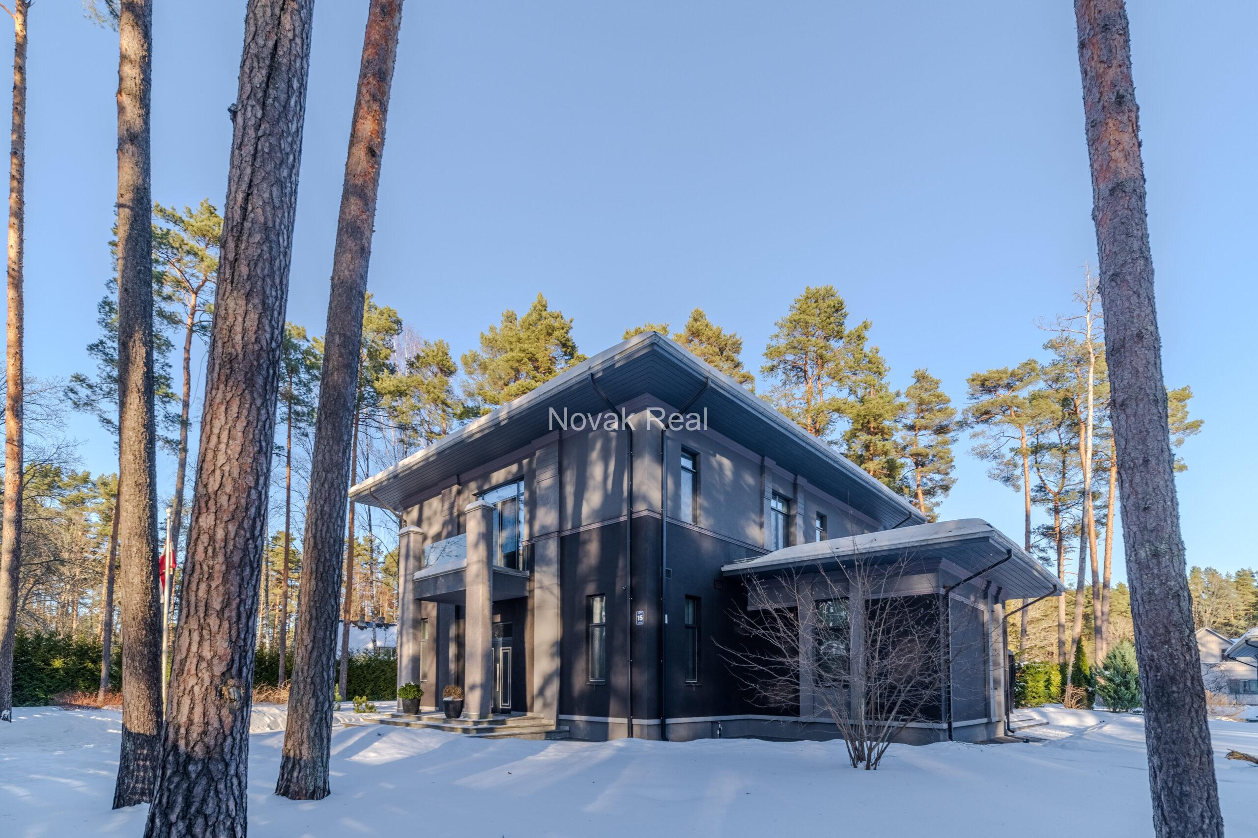 Современная резиденция в Меллужи на стороне реки