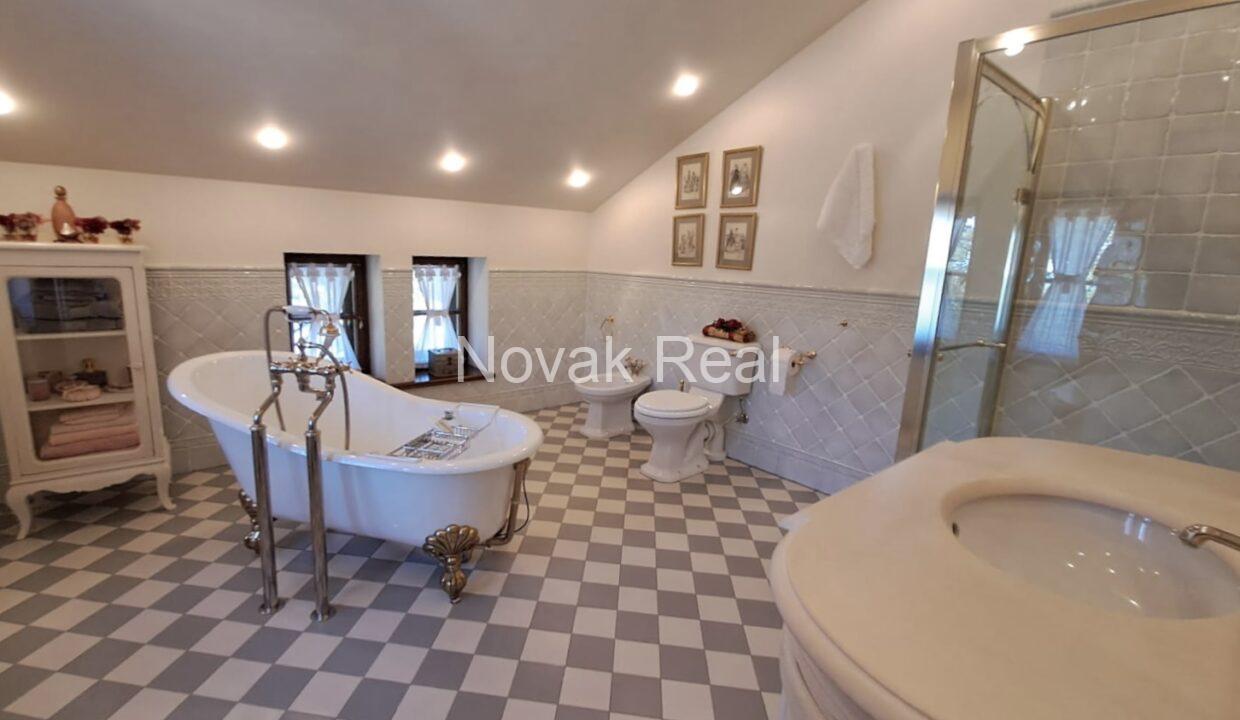 A84F0207-7FBC-4B18-B9EB-ABC4A20F0EFF