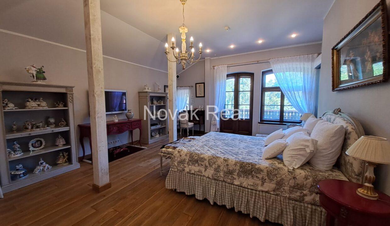 E8046882-03A2-4DBD-932A-5B8740CFCF10