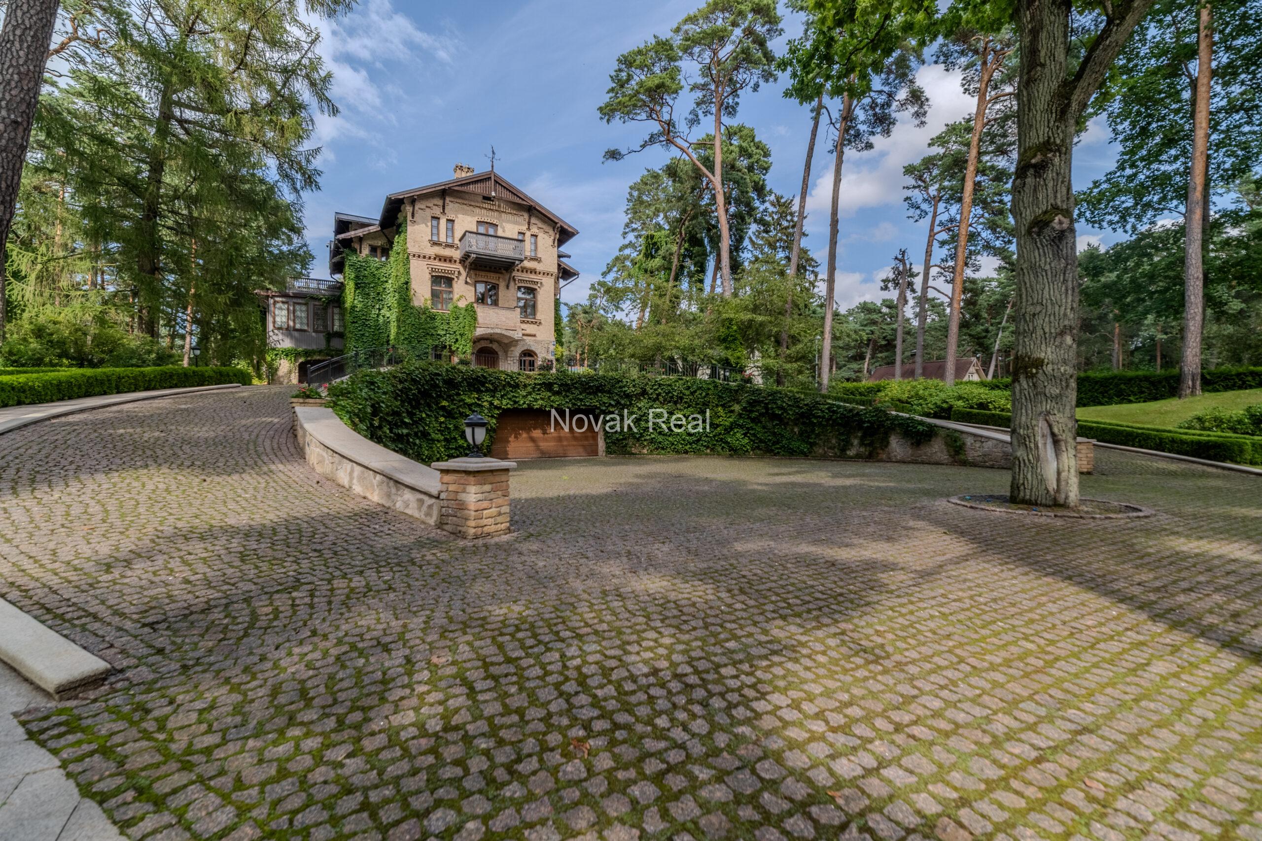 Продается изысканная вилла в дюнной зоне с великолепным земельным участком