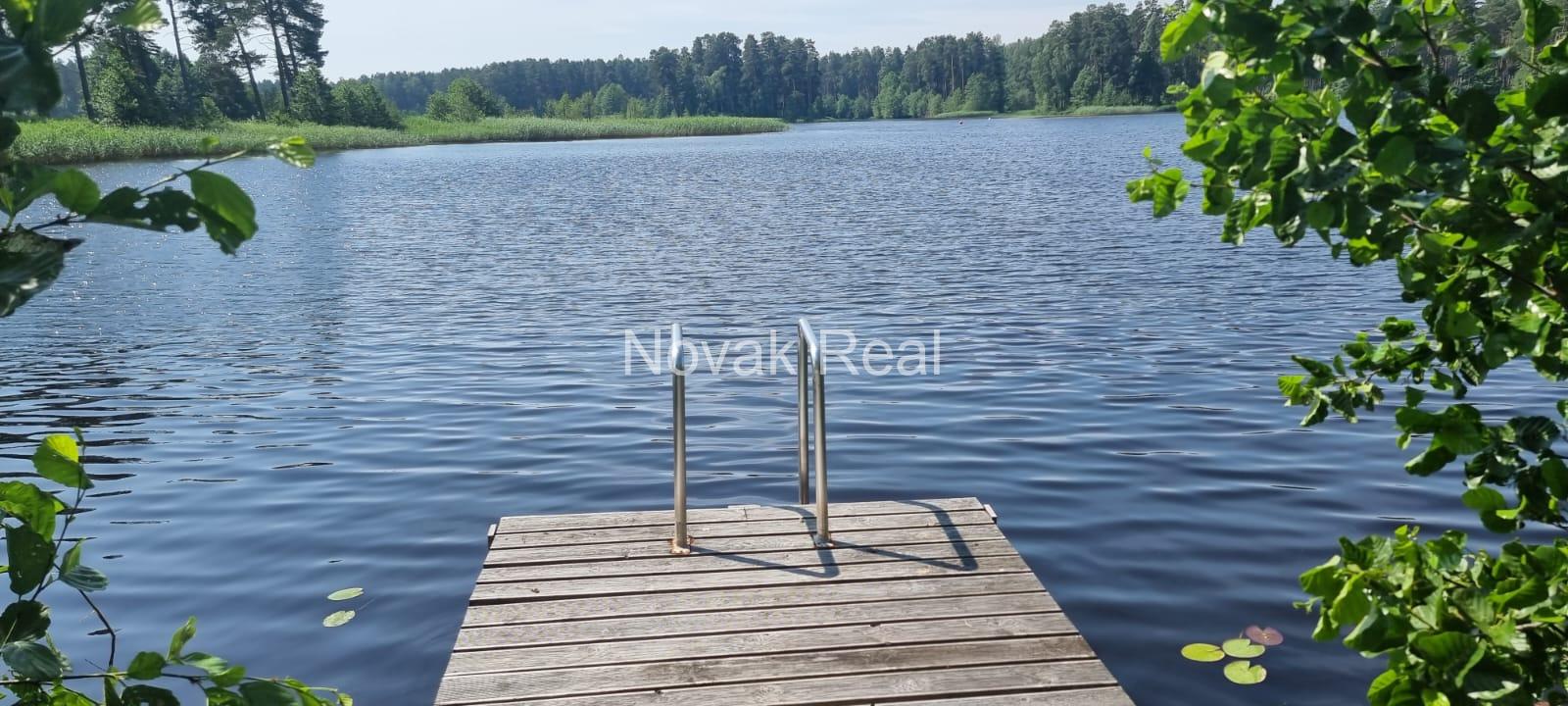 В элитном закрытом поселке Таурени на берегу озера сдается в долгосрочную аренду прекрасный дом с 5 спальнями