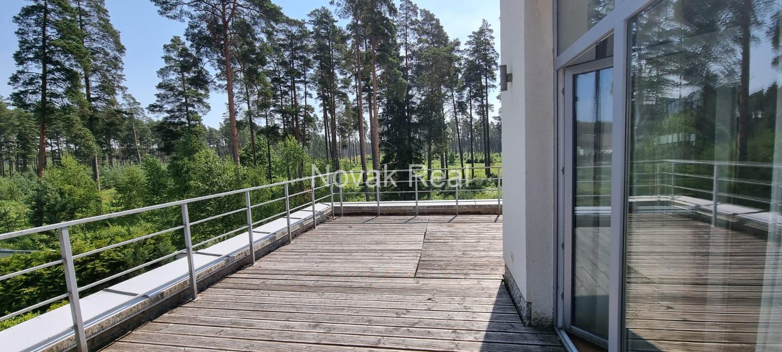 В элитном закрытом поселке Таурени на берегу озера сдается в долгосрочную аренду прекрасный дом с 5 спальнями