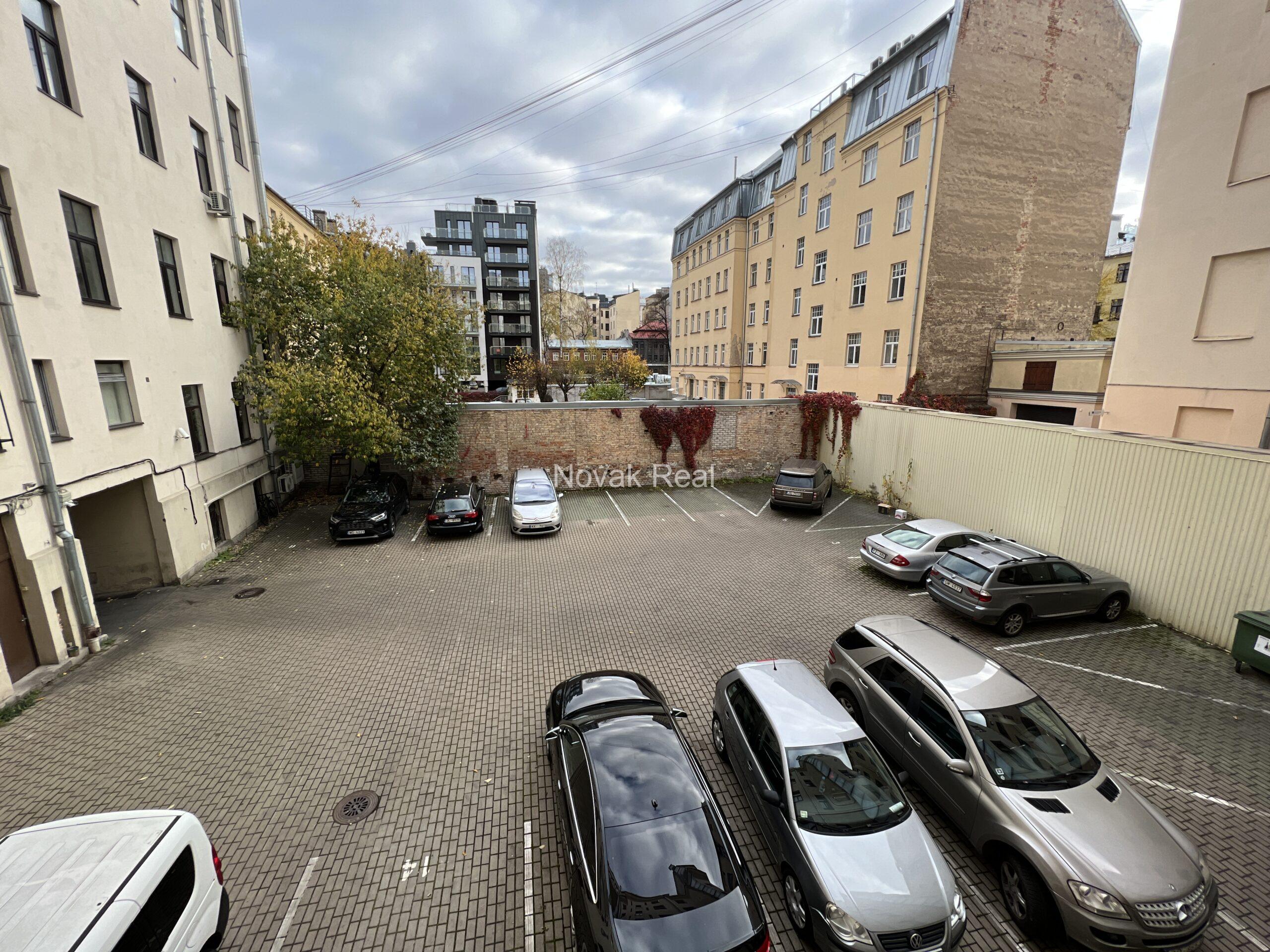 В престижной части Тихого центра предлагается в аренду просторная и изящная квартира с видом на улицы Антонияс и Альберта