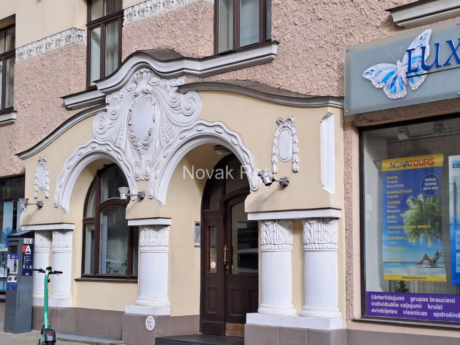A cozy apartment with a terrace is available for rent in a beautiful building after full renovation