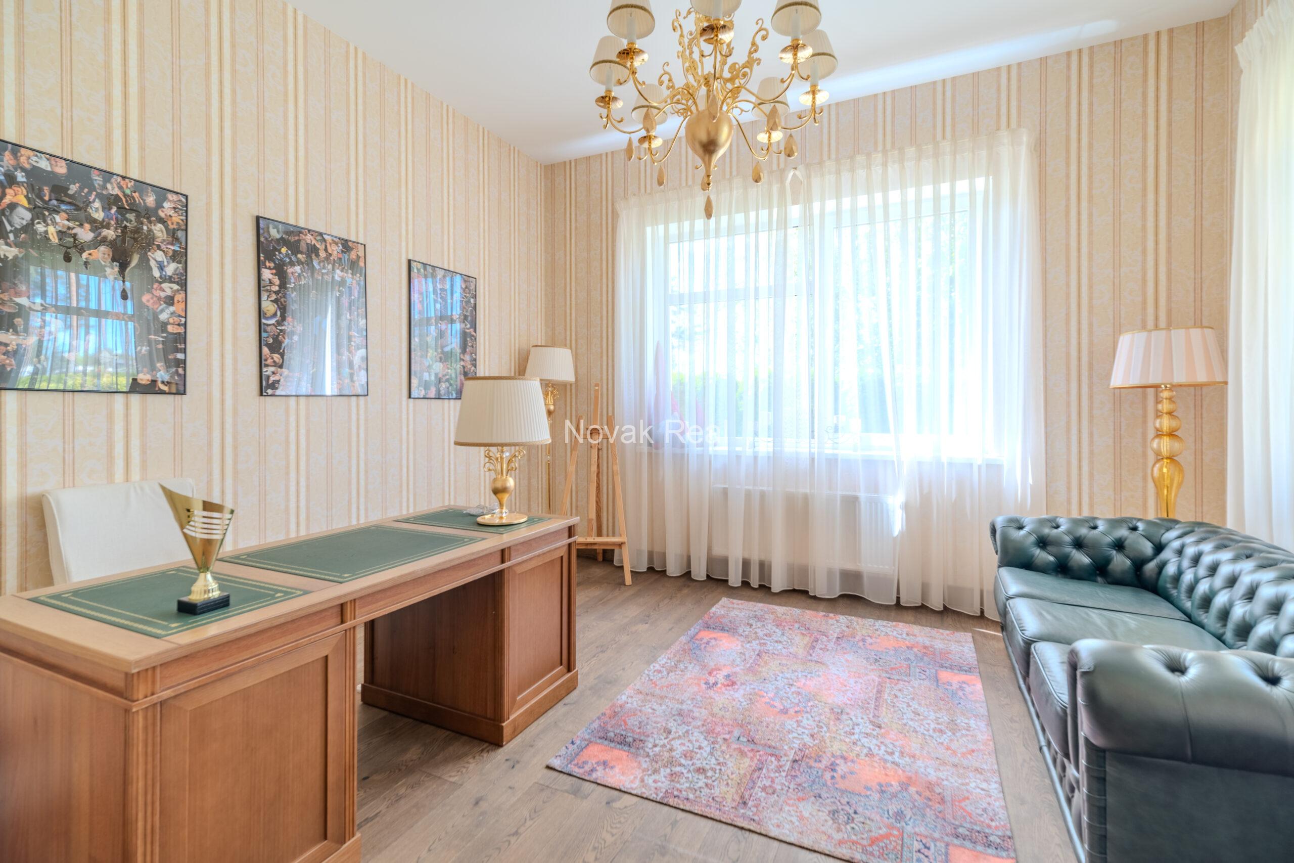 В элитном закрытом поселке Таурени, на берегу озера, продается прекрасный дом с 5 спальнями.