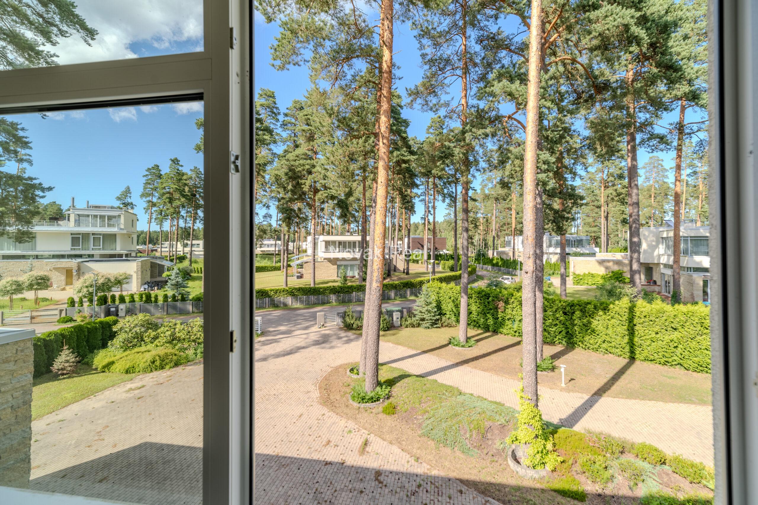В элитном закрытом поселке Таурени, на берегу озера, продается прекрасный дом с 5 спальнями.